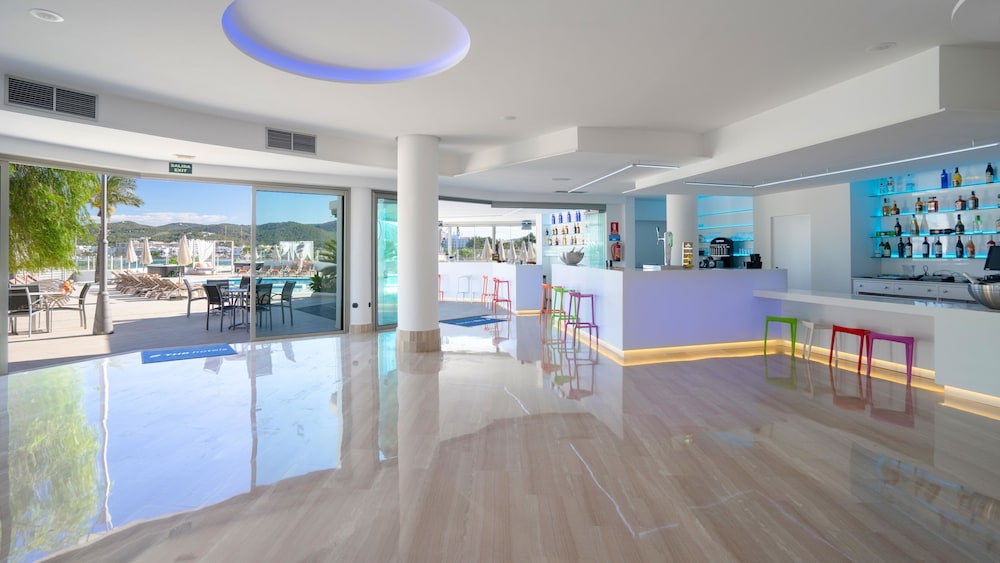 Hotel THB Ocean Beach - Adults Only — Restaurant & bars in San Antonio, Balearic Islands