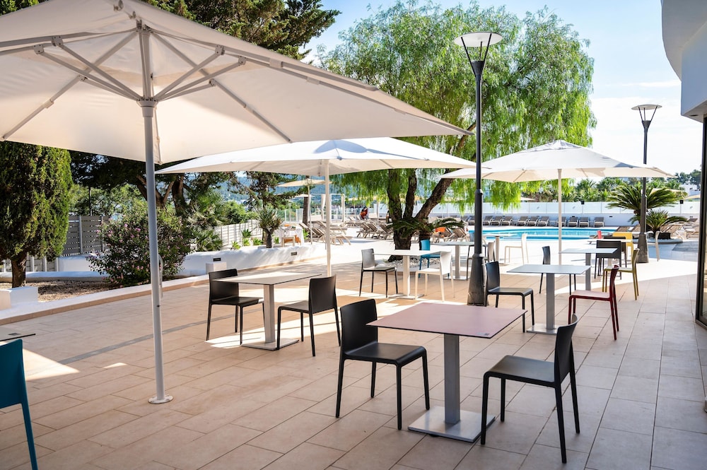 Hotel THB Ocean Beach - Adults Only — Restaurant & bars in San Antonio, Balearic Islands