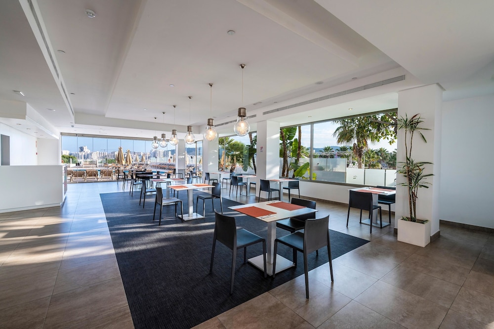 Hotel THB Ocean Beach - Adults Only — Restaurant & bars in San Antonio, Balearic Islands