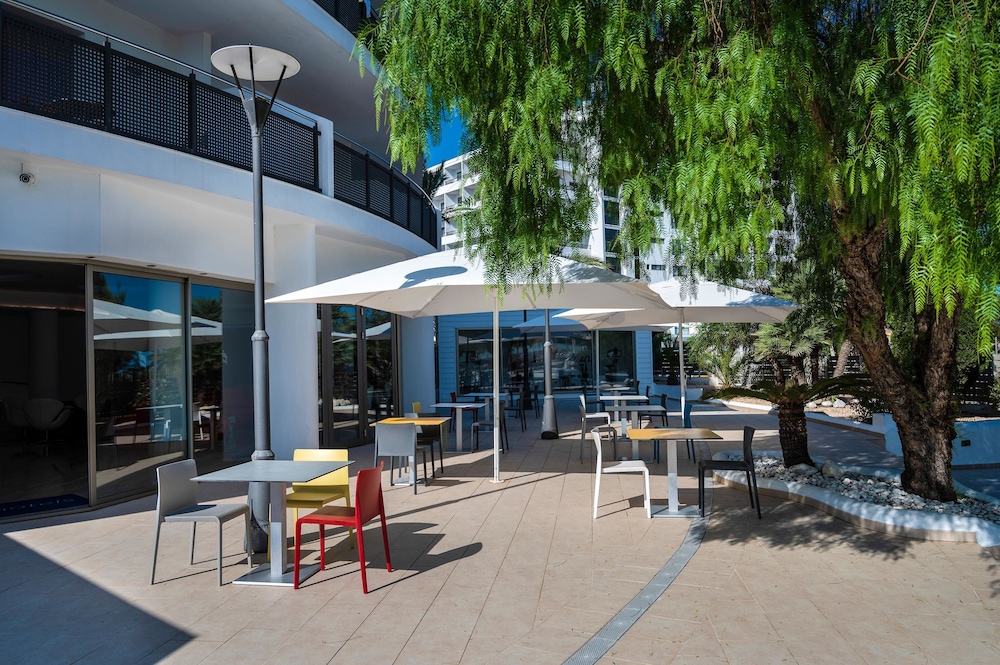 Hotel THB Ocean Beach - Adults Only — Restaurant & bars in San Antonio, Balearic Islands