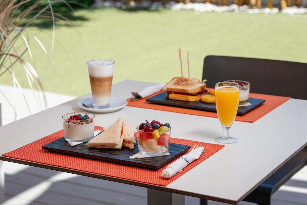 Hotel THB Ocean Beach - Adults Only — Restaurant & bars in San Antonio, Balearic Islands