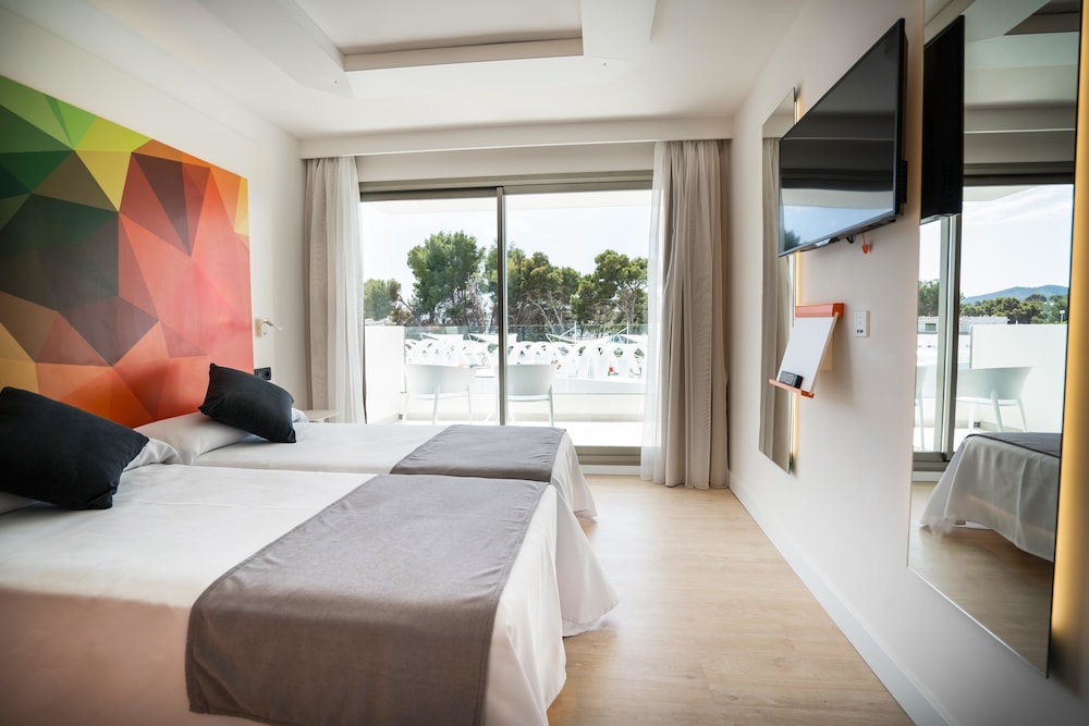 Hotel THB Naeco Ibiza - Adults Only — Hotel rooms in San Antonio, Balearic Islands