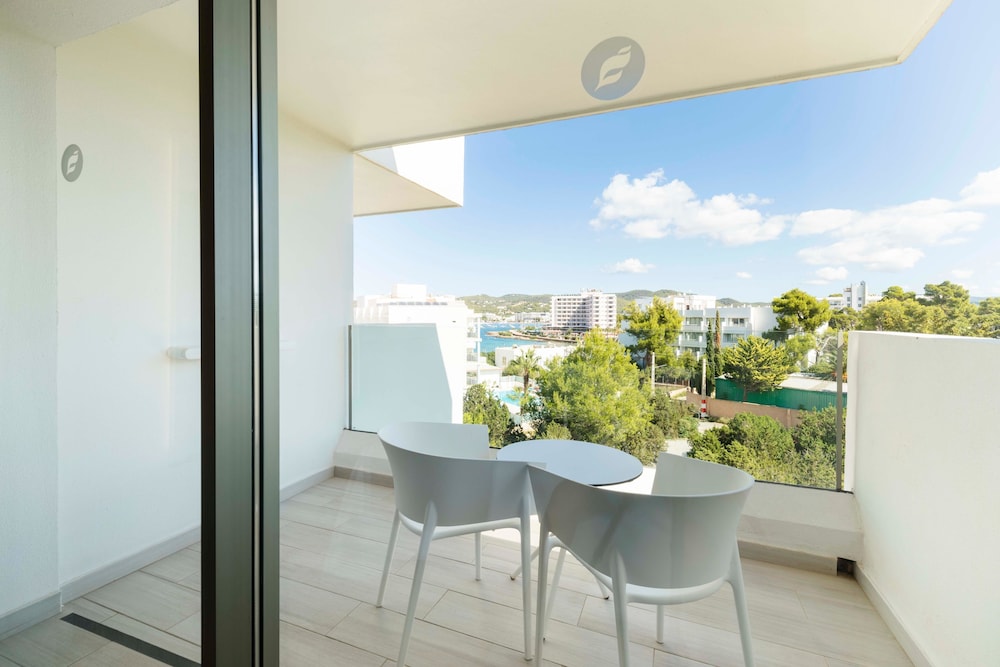 Hotel THB Naeco Ibiza - Adults Only — Hotel rooms in San Antonio, Balearic Islands