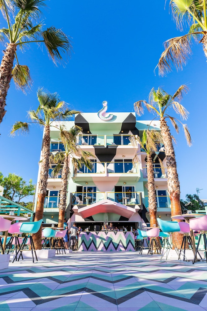 Wi-Ki-Woo Boutique Hotel — Hotel building in San Antonio, Balearic Islands