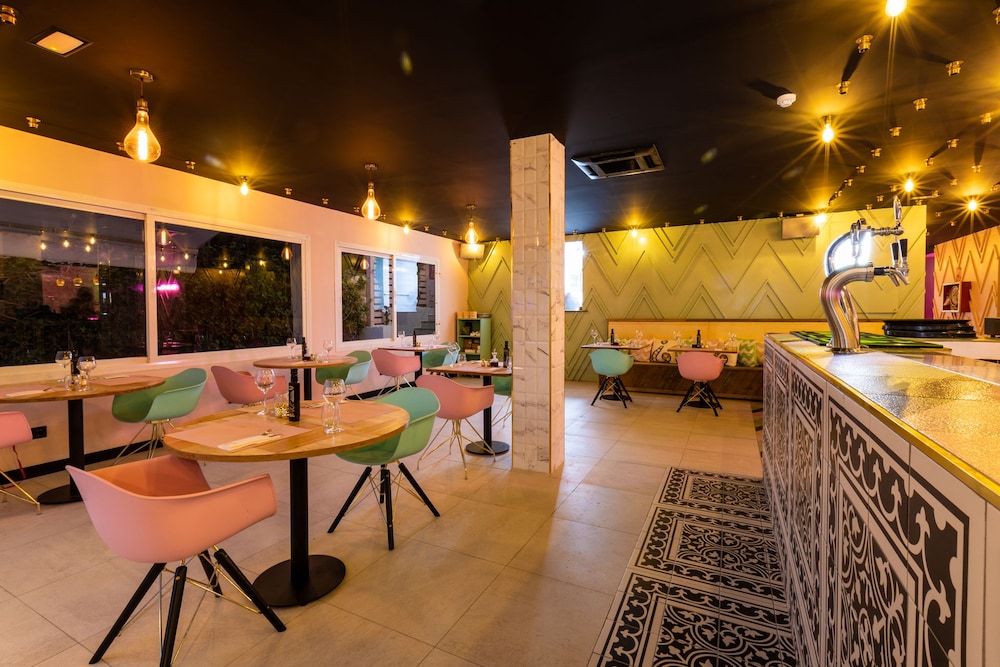 Wi-Ki-Woo Boutique Hotel — Restaurant & bars in San Antonio, Balearic Islands