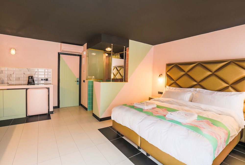 Wi-Ki-Woo Boutique Hotel — Hotel rooms in San Antonio, Balearic Islands