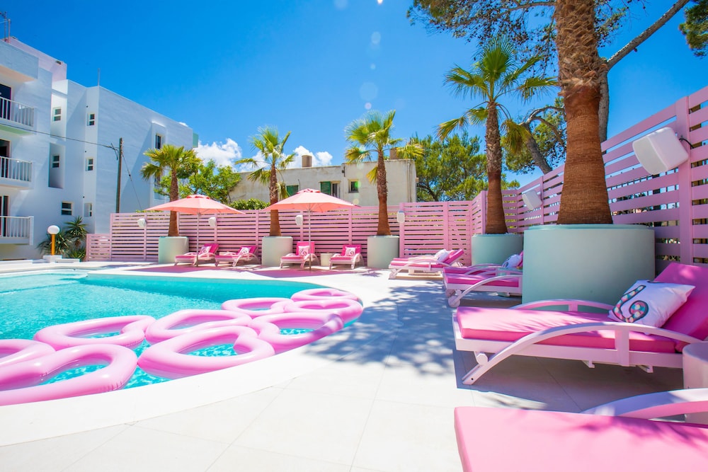 Wi-Ki-Woo Boutique Hotel — Swimming pool in San Antonio, Balearic Islands
