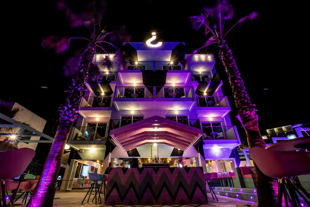 Wi-Ki-Woo Boutique Hotel — Hotel building in San Antonio, Balearic Islands