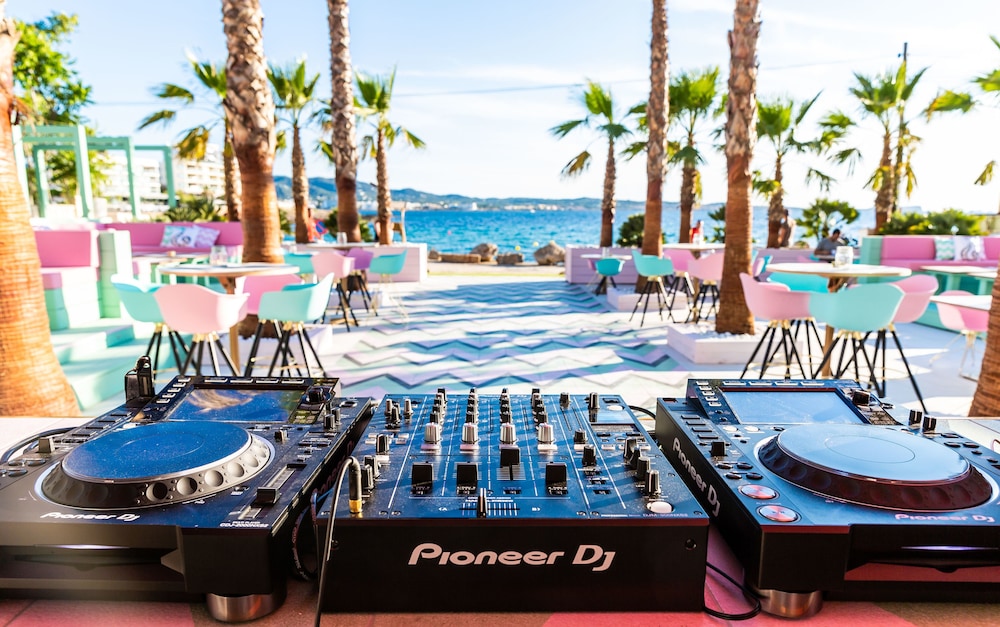 Wi-Ki-Woo Boutique Hotel — Restaurant & bars in San Antonio, Balearic Islands