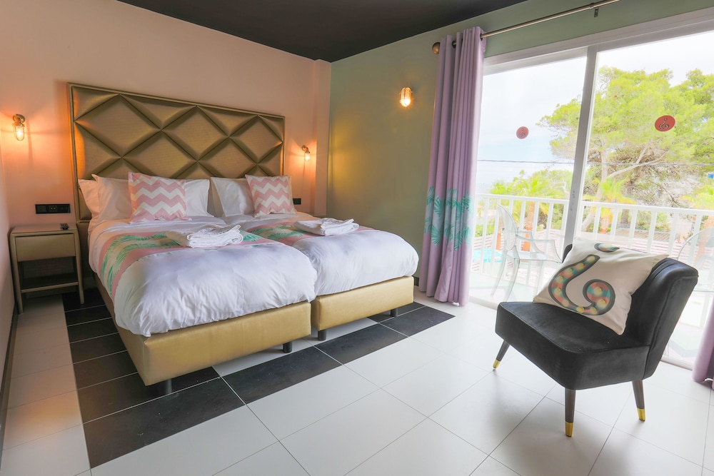 Wi-Ki-Woo Boutique Hotel — Hotel rooms in San Antonio, Balearic Islands