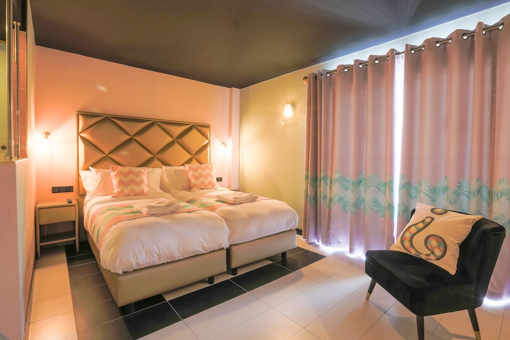Wi-Ki-Woo Boutique Hotel — Hotel rooms in San Antonio, Balearic Islands