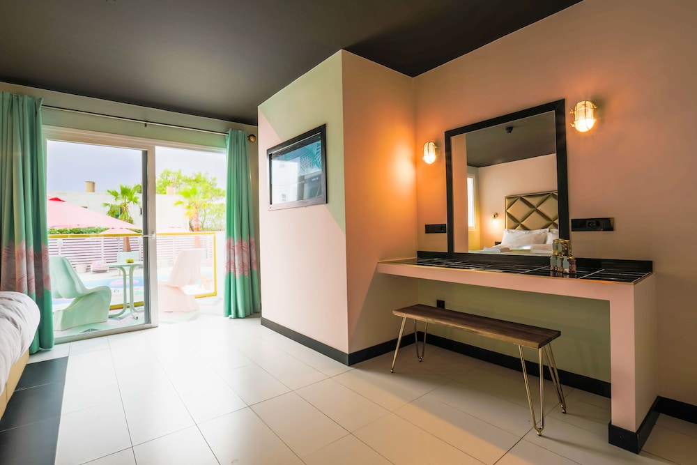 Wi-Ki-Woo Boutique Hotel — Hotel rooms in San Antonio, Balearic Islands