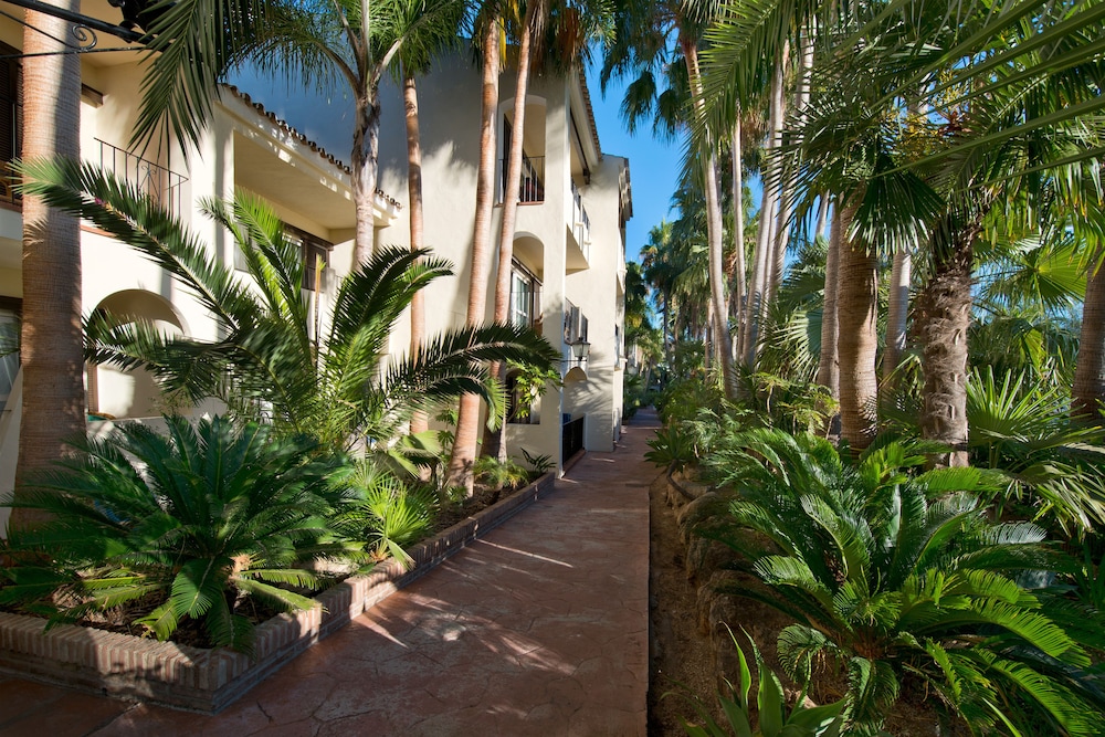 Hotel BlueBay Banús — Hotel building in Marbella, Andalusia
