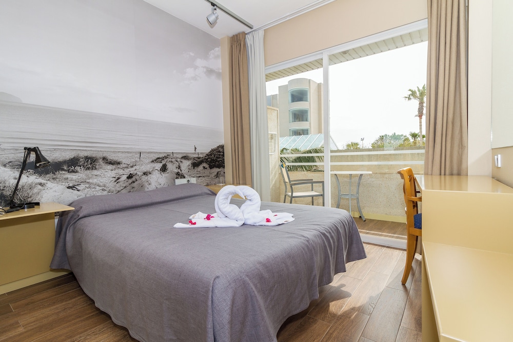Eix Platja Daurada Hotel & Spa — Hotel rooms in Can Picafort, Balearic Islands