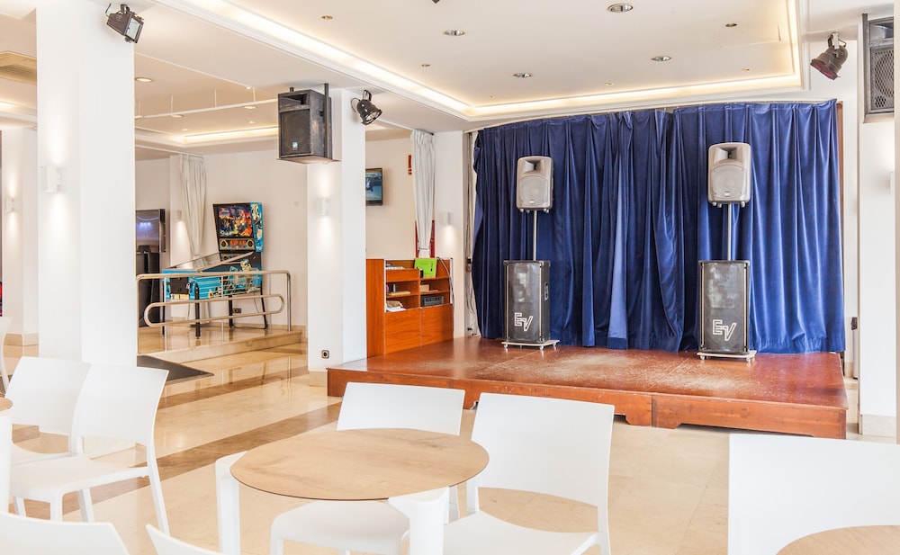 BLUESEA Montevista Hawai — Restaurant in Lloret de Mar, Catalonia