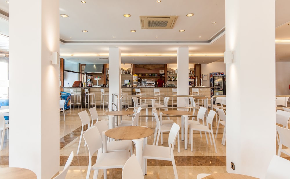 BLUESEA Montevista Hawai — Restaurant in Lloret de Mar, Catalonia