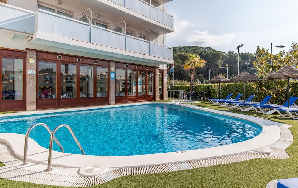 BLUESEA Montevista Hawai — Pool in Lloret de Mar, Catalonia