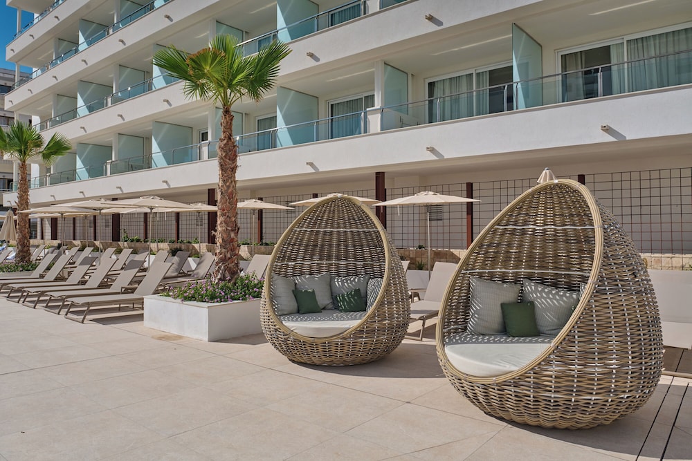 Hipotels Hotel Don Juan — Hotel building in Cala Millor, Balearic Islands