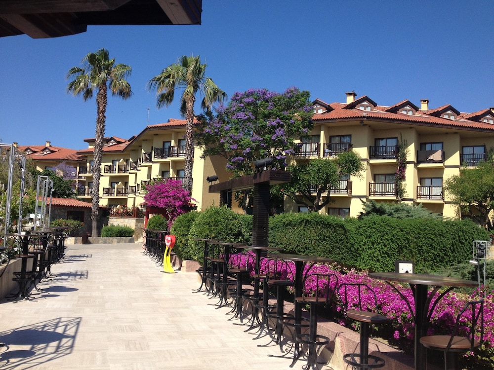 Alba Resort Hotel - Ultra All Inclusive — Hotel building in Side