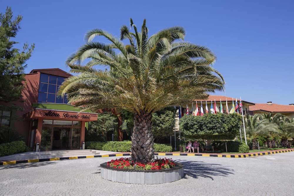 Alba Resort Hotel - Ultra All Inclusive — Hotel building in Side