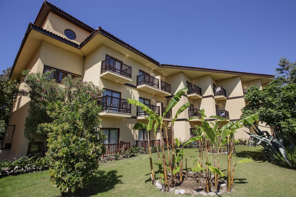 Alba Resort Hotel - Ultra All Inclusive — Hotel building in Side