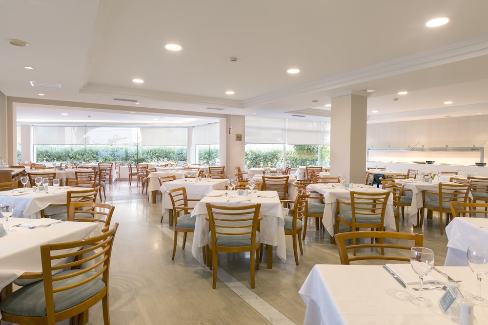 Hipotels Mercedes Aparthotel — Restaurant & bars in Cala Millor, Balearic Islands