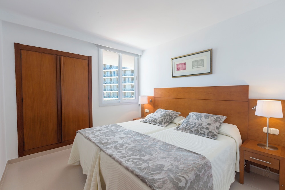 Hipotels Mercedes Aparthotel — Hotel rooms in Cala Millor, Balearic Islands