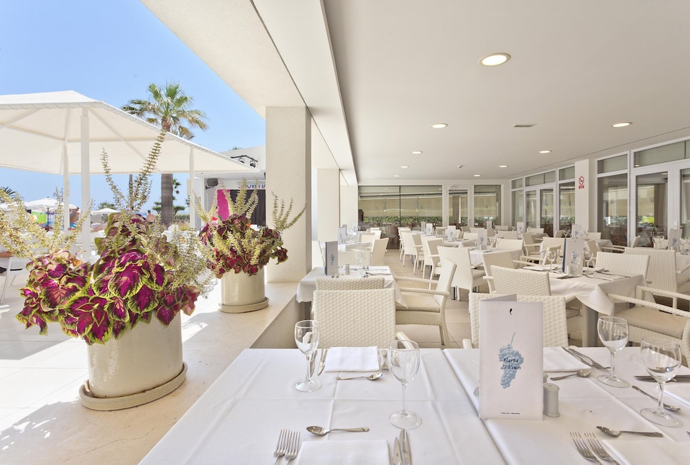 Hipotels Mercedes Aparthotel — Restaurant & bars in Cala Millor, Balearic Islands
