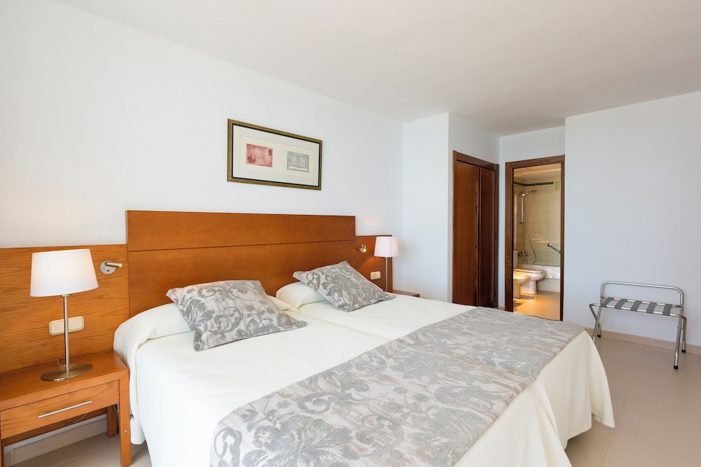 Hipotels Mercedes Aparthotel — Hotel rooms in Cala Millor, Balearic Islands