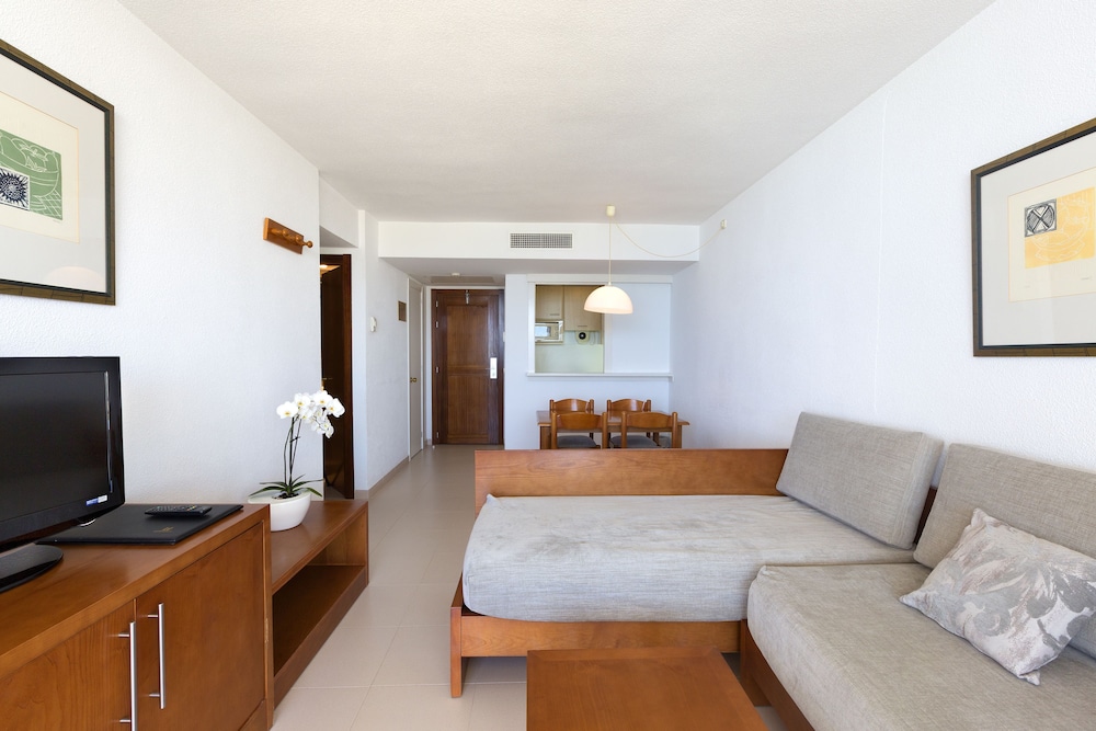 Hipotels Mercedes Aparthotel — Hotel rooms in Cala Millor, Balearic Islands