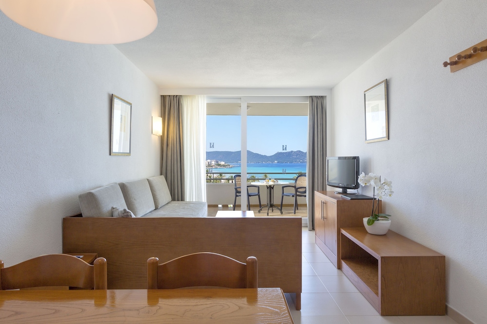 Hipotels Mercedes Aparthotel — Hotel rooms in Cala Millor, Balearic Islands