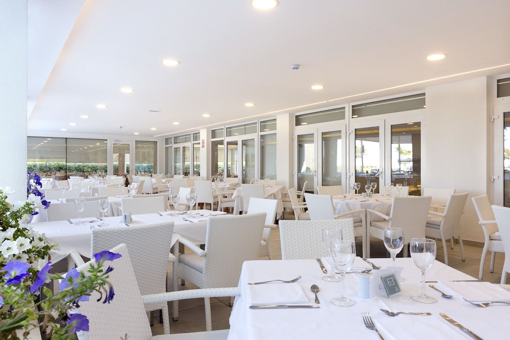 Hipotels Mercedes Aparthotel — Restaurant & bars in Cala Millor, Balearic Islands