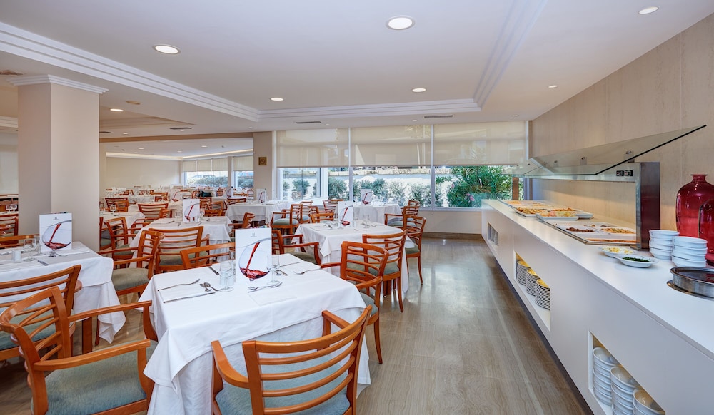 Hipotels Mercedes Aparthotel — Restaurant & bars in Cala Millor, Balearic Islands