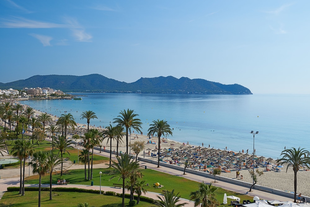 Hipotels Mercedes Aparthotel — Beach in Cala Millor, Balearic Islands