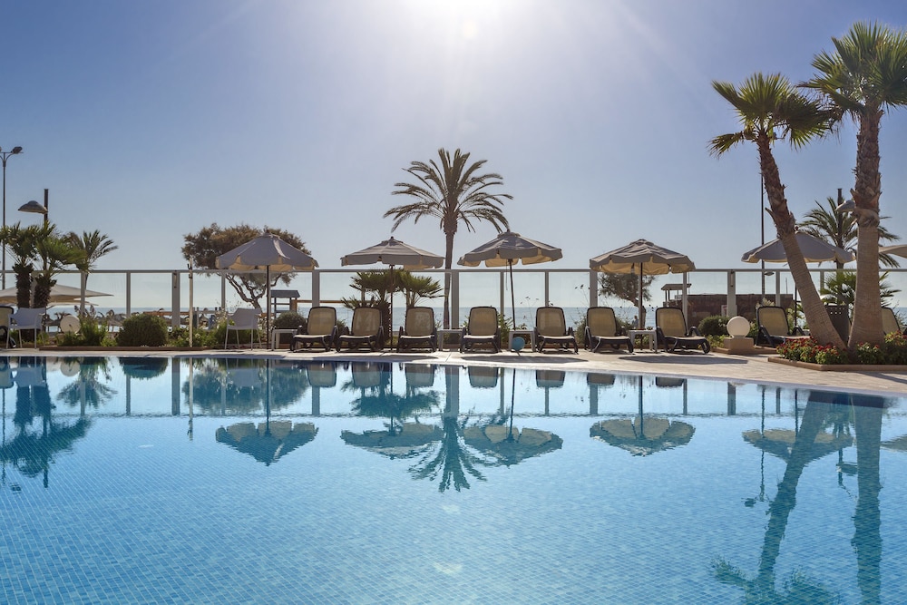 Hipotels Mercedes Aparthotel — Swimming pool in Cala Millor, Balearic Islands