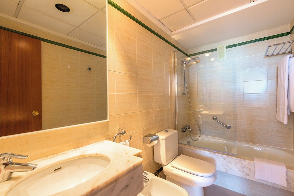Hipotels Mercedes Aparthotel — Hotel rooms in Cala Millor, Balearic Islands