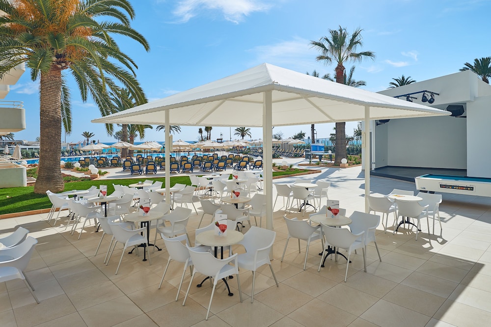 Hipotels Mercedes Aparthotel — Restaurant & bars in Cala Millor, Balearic Islands