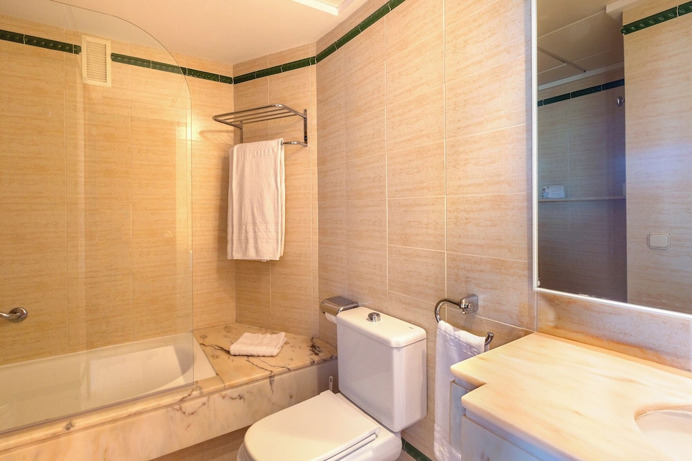 Hipotels Mercedes Aparthotel — Hotel rooms in Cala Millor, Balearic Islands