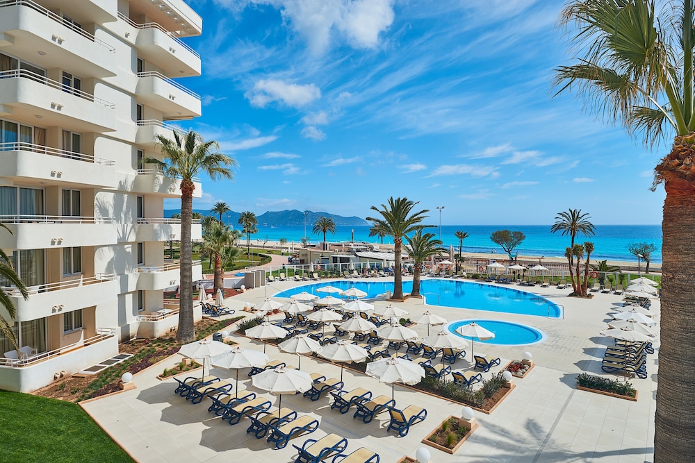 Hipotels Mercedes Aparthotel — Swimming pool in Cala Millor, Balearic Islands