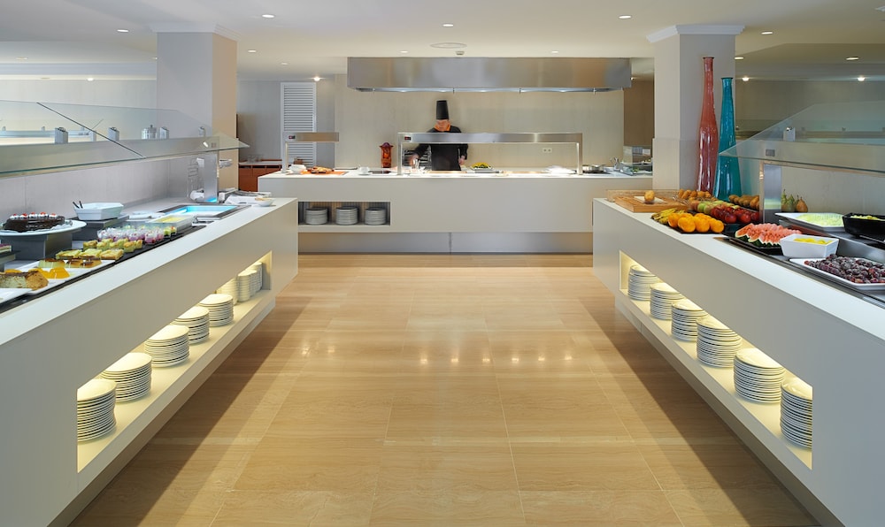 Hipotels Mercedes Aparthotel — Restaurant & bars in Cala Millor, Balearic Islands