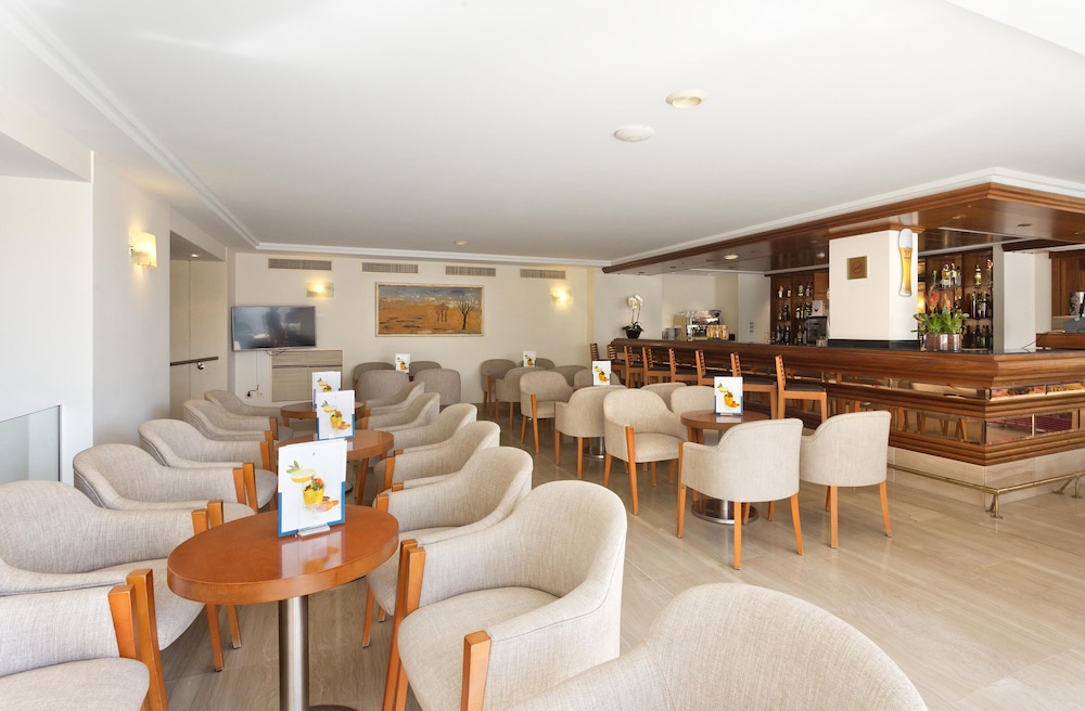 Hipotels Mercedes Aparthotel — Restaurant & bars in Cala Millor, Balearic Islands