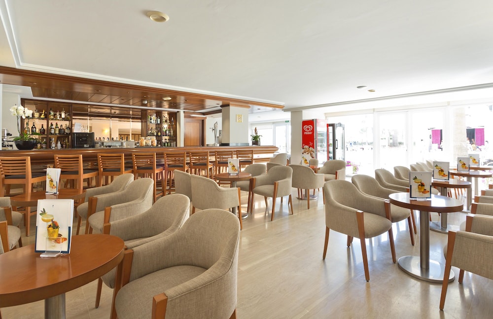 Hipotels Mercedes Aparthotel — Restaurant & bars in Cala Millor, Balearic Islands