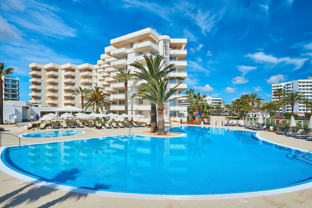 Hipotels Mercedes Aparthotel — Swimming pool in Cala Millor, Balearic Islands