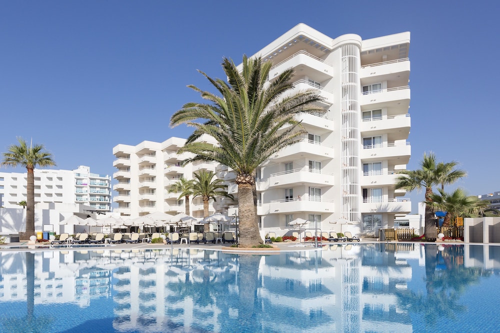 Hipotels Mercedes Aparthotel — Hotel building in Cala Millor, Balearic Islands