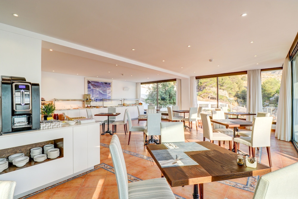 Hoposa Hotel Niu — Restaurant & bars in Puerto Pollensa, Balearic Islands