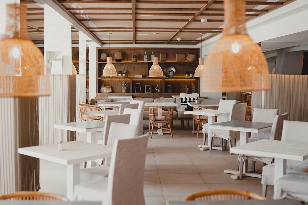 Hoposa Pollentia - Adults Only — Restaurant & bars in Puerto Pollensa, Balearic Islands