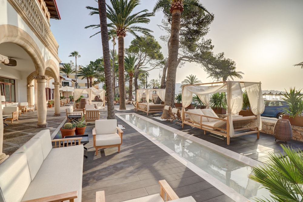 Hoposa Uyal — Restaurant & bars in Puerto Pollensa, Balearic Islands