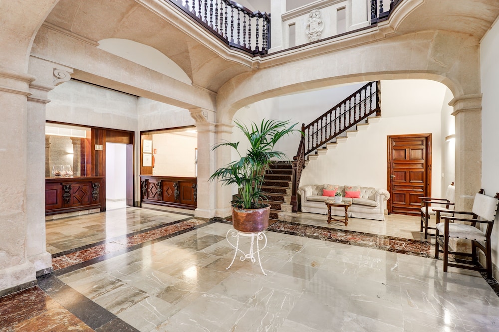 Hoposa Uyal — Hotel building in Puerto Pollensa, Balearic Islands