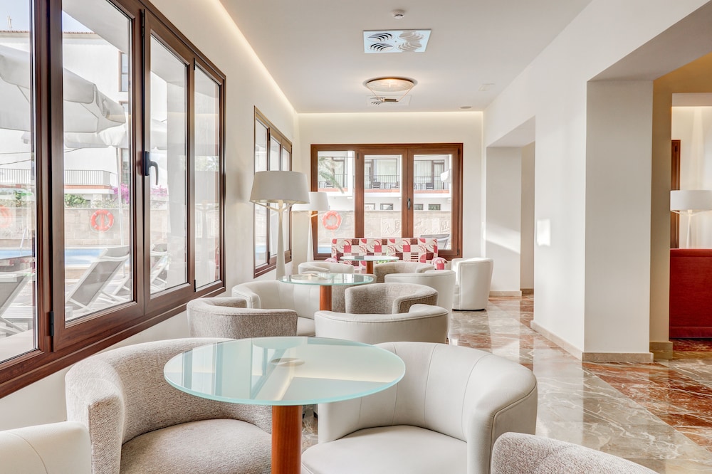 Hoposa Uyal — Restaurant & bars in Puerto Pollensa, Balearic Islands