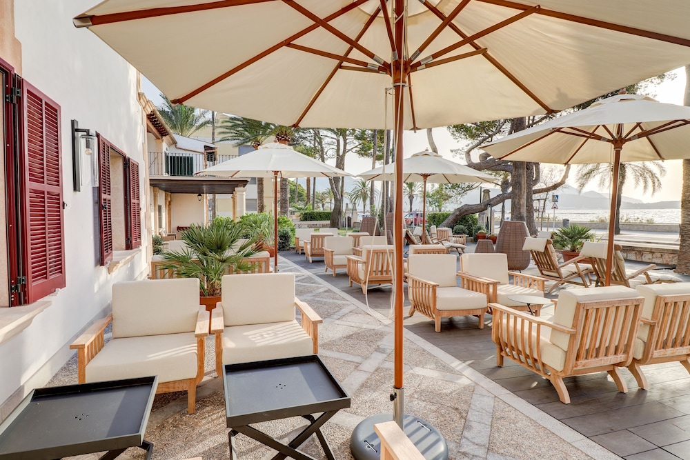 Hoposa Uyal — Restaurant & bars in Puerto Pollensa, Balearic Islands